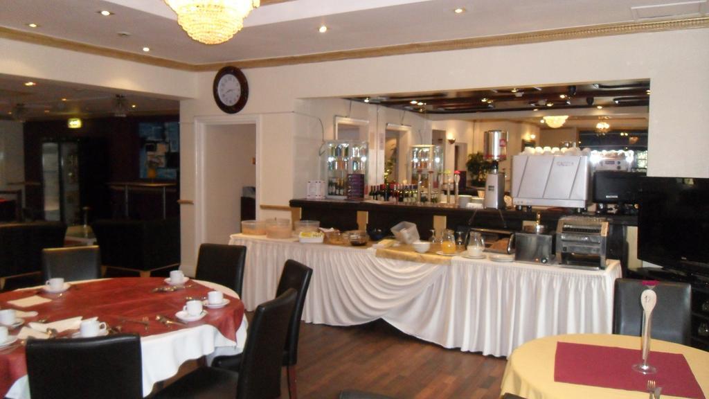 Skyways Hotel 슬라우 외부 사진