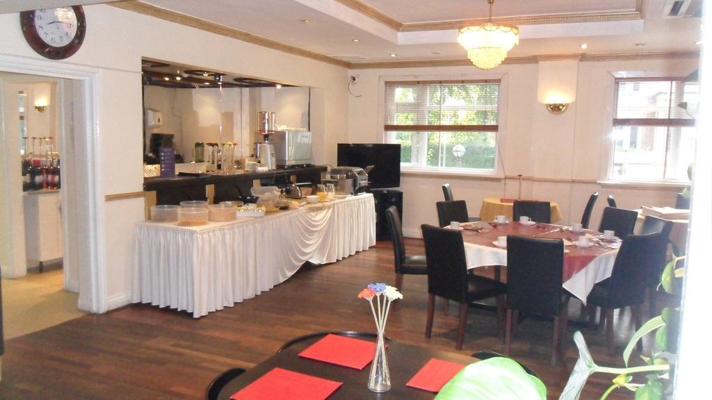Skyways Hotel 슬라우 외부 사진